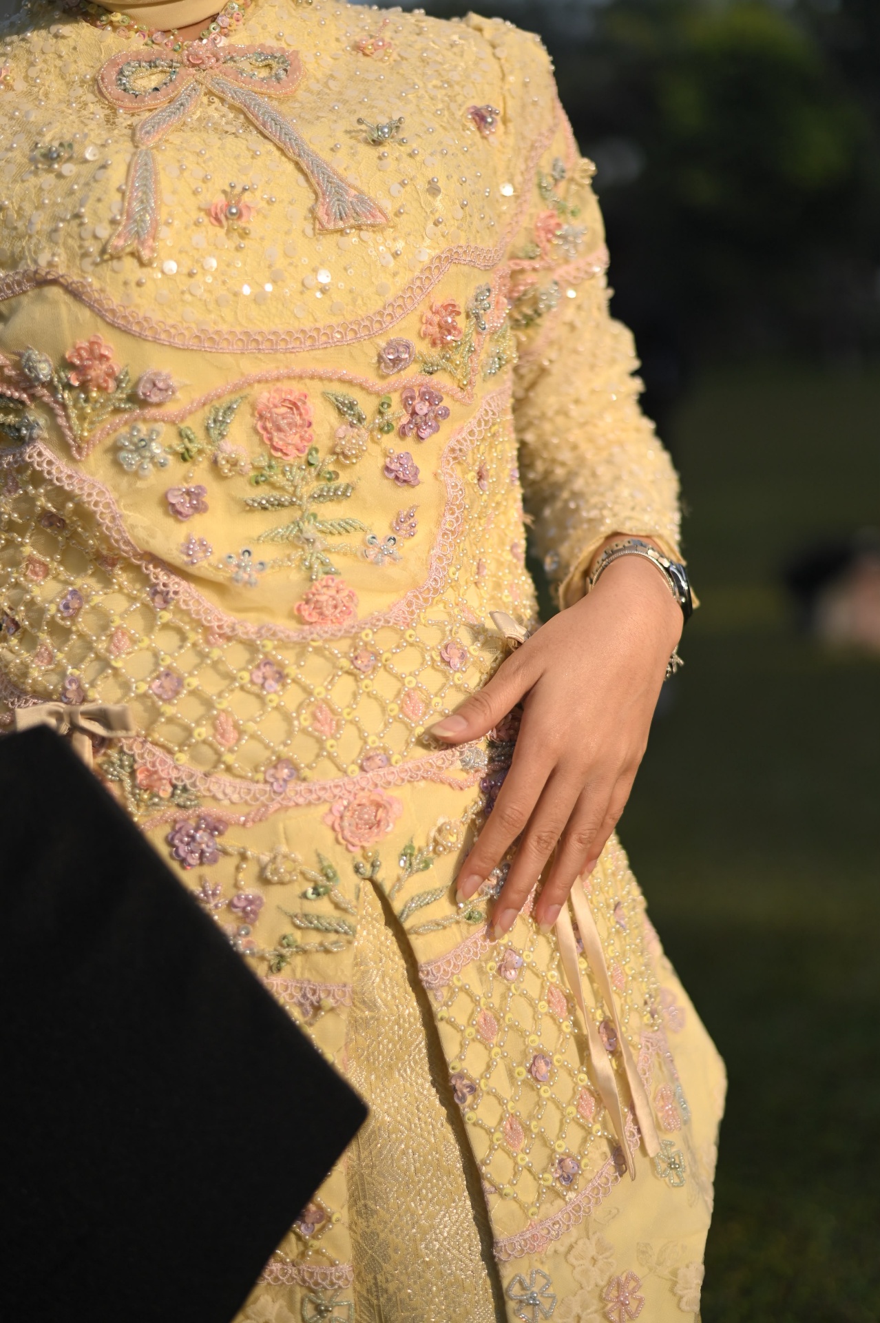 Model mengenakan kebaya premium Fleure Attire
